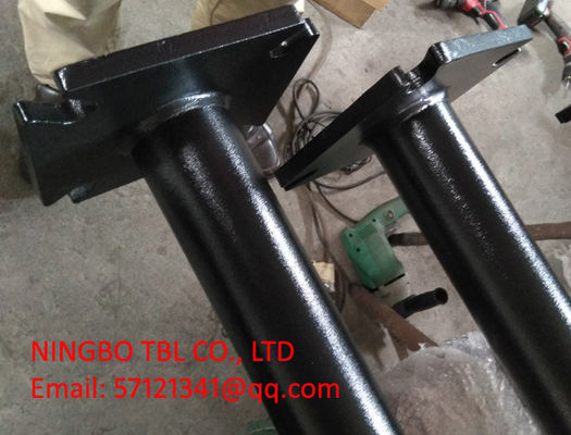 Postes redondos de color negro, Columnas de iluminación color bronce, Mástil de iluminación color blanco, Monopostes eléctricos color rojo