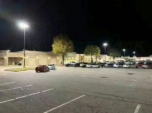 Postes redondos de color negro, Columnas de iluminación color bronce, Mástil de iluminación color blanco, Monopostes eléctricos color rojo